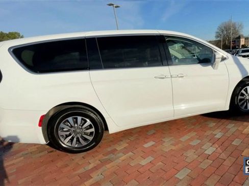 Used 2022 Chrysler Pacifica Touring-L image 2