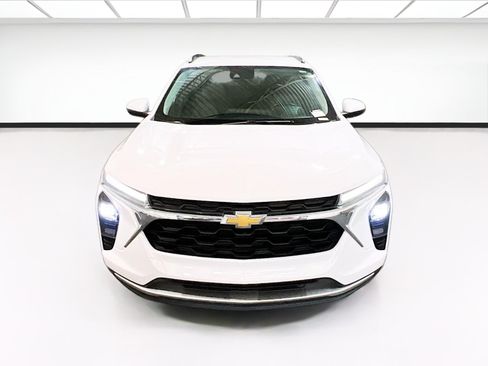 Used 2024 Chevrolet Trax LT w/ Driver Confidence Package FWD image 2