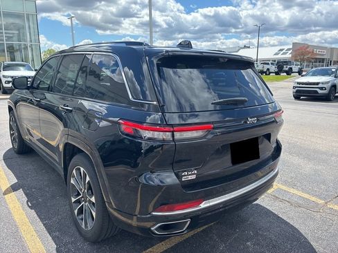 Used 2022 Jeep Grand Cherokee Overland w/ Luxury Tech Group IV AWD/4WD image 3