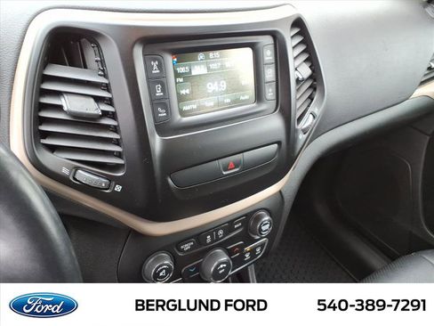 Used 2018 Jeep Cherokee Latitude w/ Altitude Package image 23