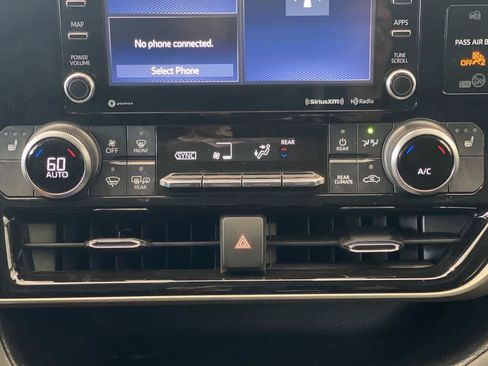 Used 2022 Toyota Highlander XLE AWD/4WD image 21