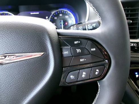 Used 2025 Chrysler Pacifica Limited image 11