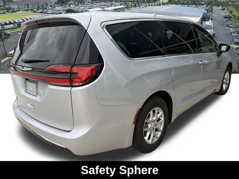 New 2026 Chrysler Pacifica Select image 4