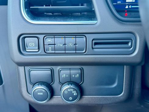 Used 2024 Chevrolet Suburban LT image 32