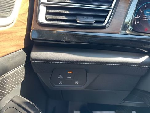 Used 2024 Volkswagen Atlas SE image 16
