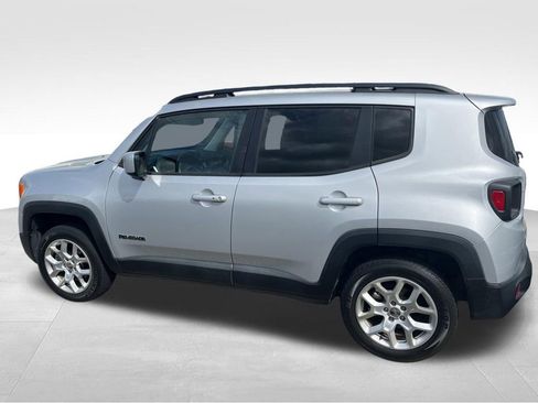 Used 2018 Jeep Renegade Latitude w/ Popular Equipment Group image 17