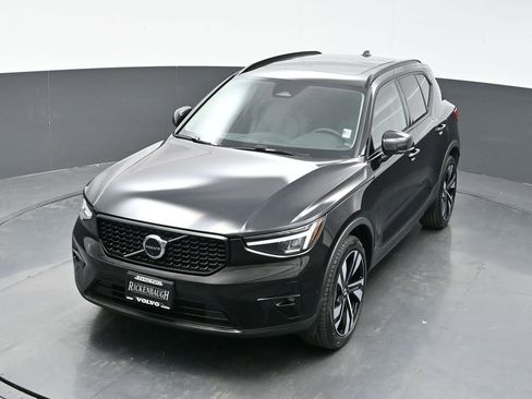 Used 2025 Volvo XC40 B5 Plus image 25