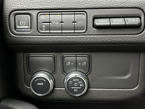 Used 2021 GMC Yukon Denali w/ Denali Premium Package image 22