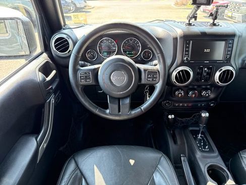 Used 2016 Jeep Wrangler Unlimited Sahara w/ Connectivity Group AWD/4WD image 28