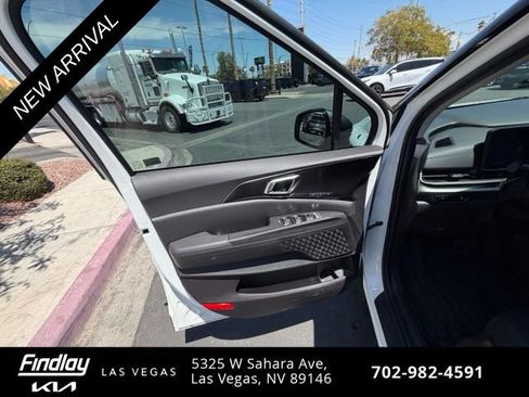 Certified 2026 Kia Carnival SX w/ SX Dark Edition Package FWD image 9