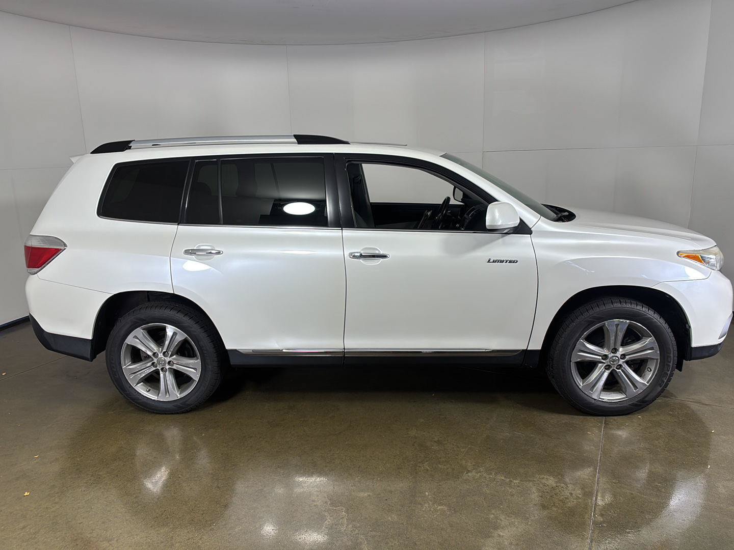 Used 2012 Toyota Highlander Limited w/ Tow Pkg AWD/4WD image 10