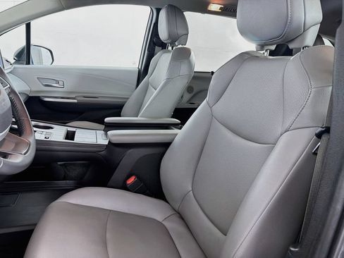 Used 2025 Toyota Sienna XLE FWD image 34