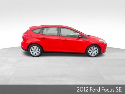 Used 2012 Ford Focus SE w/ SE Winter Pkg image 5