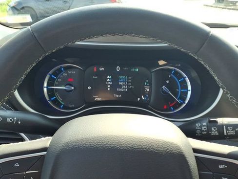 Used 2022 Chrysler Pacifica Touring-L FWD image 21