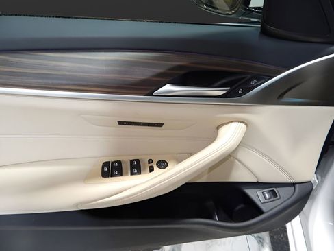 Used 2022 BMW 530i xDrive AWD/4WD image 10