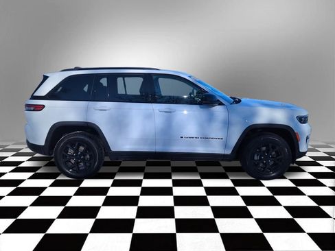 Used 2025 Jeep Grand Cherokee Altitude image 9