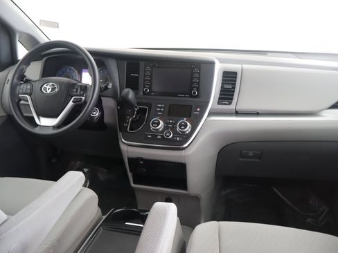 Used 2018 Toyota Sienna LE image 3