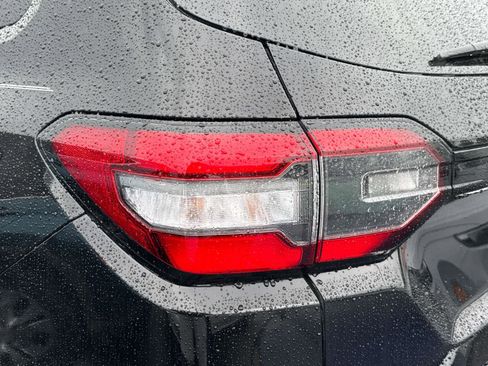 Used 2025 Honda Pilot Touring image 4