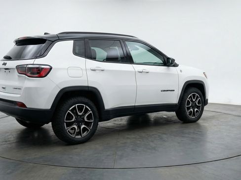 Used 2025 Jeep Compass Trailhawk image 9