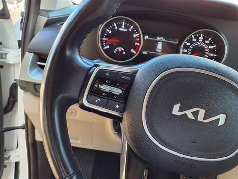 Used 2023 Kia Carnival LX image 17