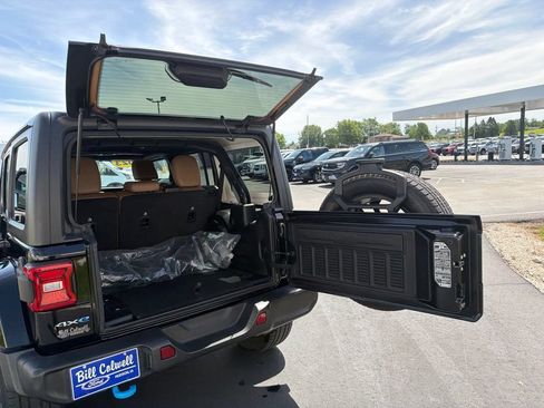 Used 2023 Jeep Wrangler Unlimited Sahara AWD/4WD image 15