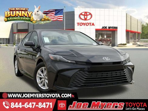 Used 2025 Toyota Camry LE image 1