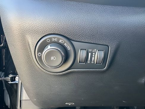 Used 2025 Jeep Compass Latitude image 18