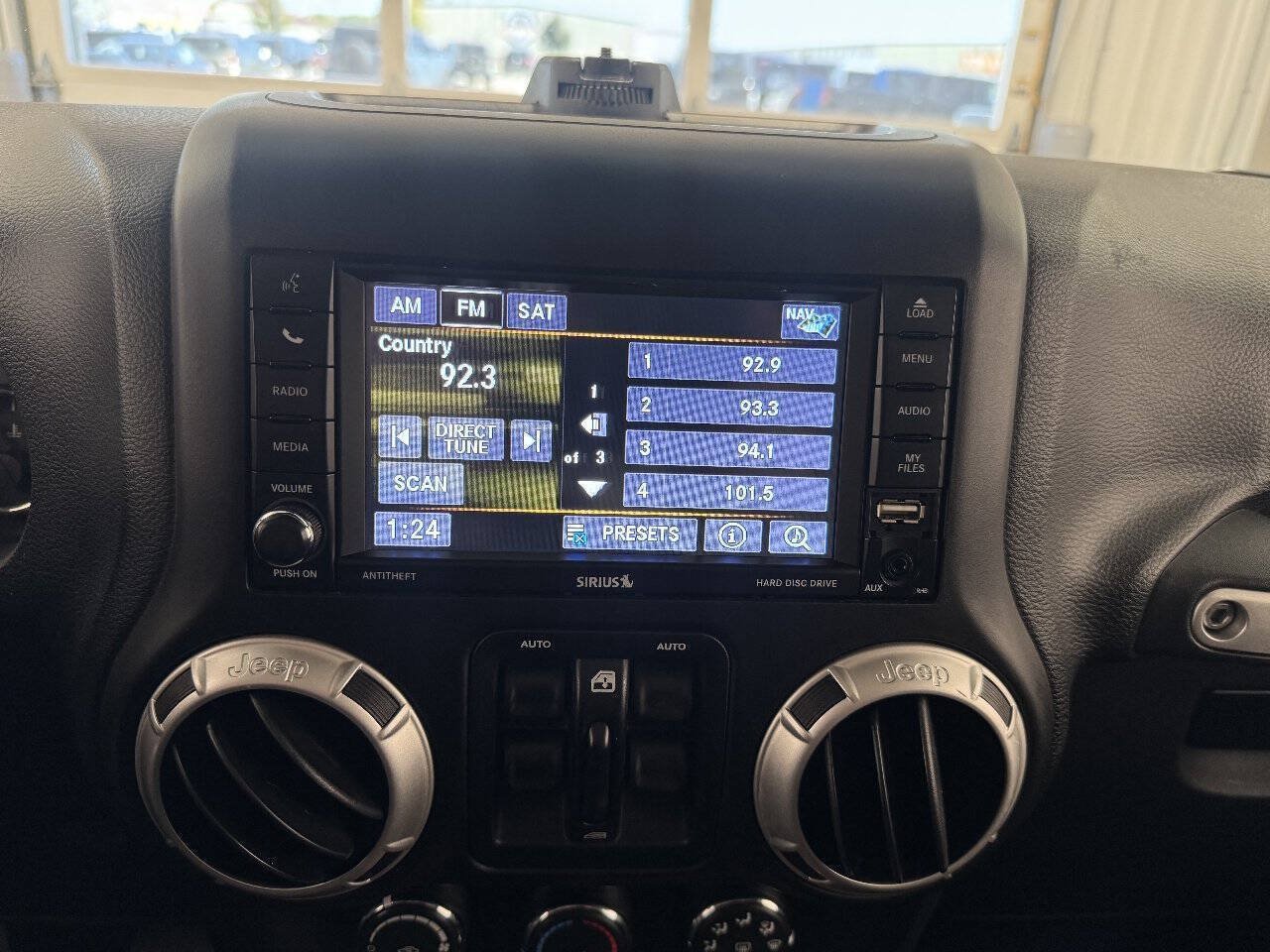 Used 2018 Jeep Wrangler Unlimited Rubicon w/ Connectivity Group AWD/4WD image 30