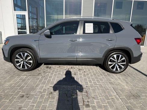Certified 2022 Volkswagen Taos SE w/ Panoramic Sunroof Package image 3