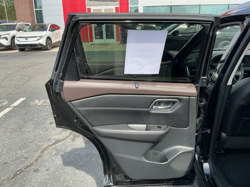 Used 2021 Nissan Rogue SV w/ Premium Package image 17