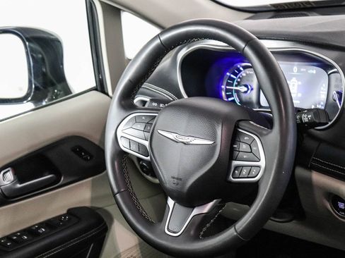 Used 2024 Chrysler Pacifica Select image 15