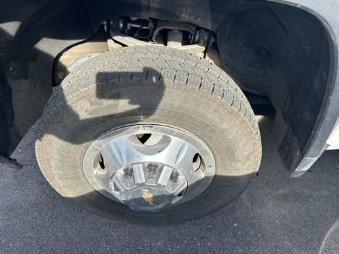 Used 2024 Chevrolet Silverado 3500 LT w/ Convenience Package image 10