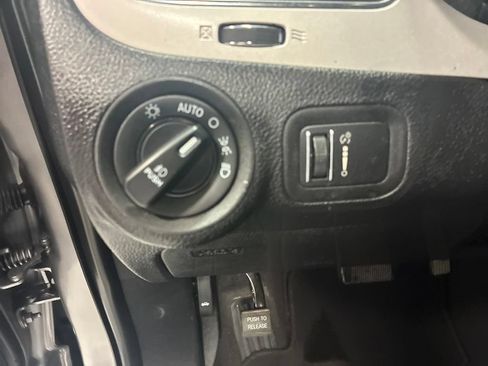 Used 2019 Dodge Journey SE w/ Connectivity Group FWD image 12