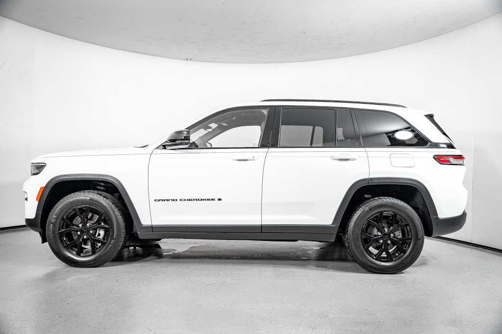 Used 2025 Jeep Grand Cherokee Altitude w/ Trailer Tow Package RWD image 15