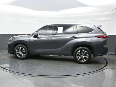 Used 2022 Toyota Highlander XLE AWD/4WD image 3
