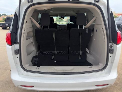 Used 2023 Chrysler Voyager LX FWD image 7