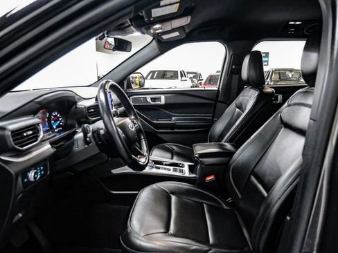 Used 2020 Ford Explorer XLT w/ Equipment Group 202A image 4