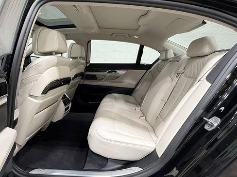 Used 2021 BMW 750i xDrive w/ Executive Package image 29