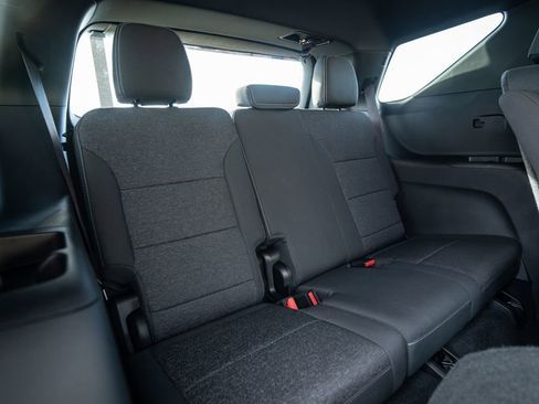 Used 2025 Chevrolet Traverse LT image 37