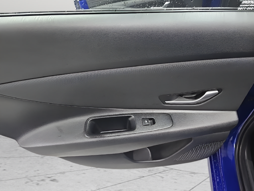 Certified 2025 Hyundai Elantra Limited FWD image 15