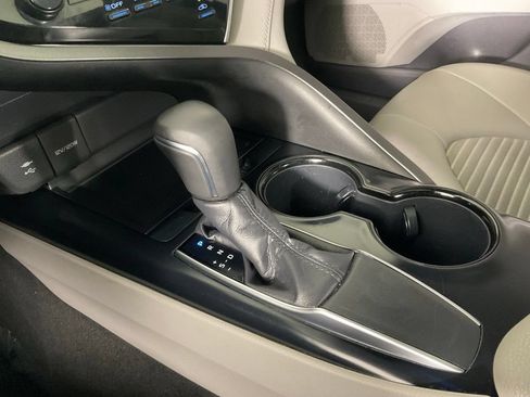 Used 2018 Toyota Camry SE w/ Moonroof Package FWD image 17