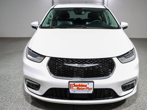 Used 2023 Chrysler Pacifica Touring-L FWD image 4