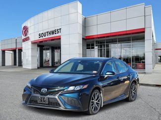 Used 2021 Toyota Camry SE w/ Cold Weather Package video 2