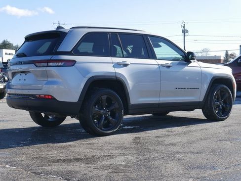 Used 2024 Jeep Grand Cherokee Altitude image 6