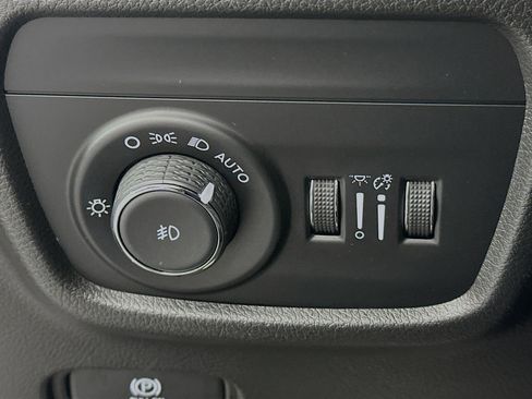 Used 2023 Jeep Grand Cherokee Overland w/ Luxury Tech Group IV image 17