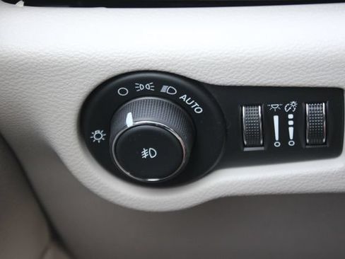 Used 2024 Chrysler Pacifica Limited w/ Uconnect Theater Family Group FWD image 17