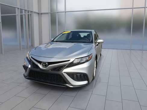 Used 2024 Toyota Camry SE FWD image 3