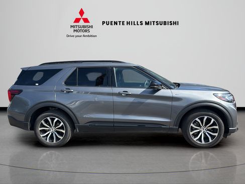 Used 2025 Ford Explorer ST-Line AWD/4WD image 4