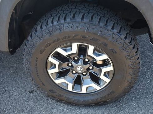 Used 2018 Toyota Tacoma TRD Off-Road AWD/4WD image 11