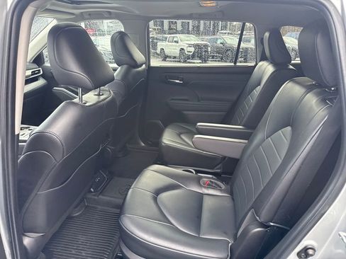 Used 2022 Toyota Highlander XLE image 25
